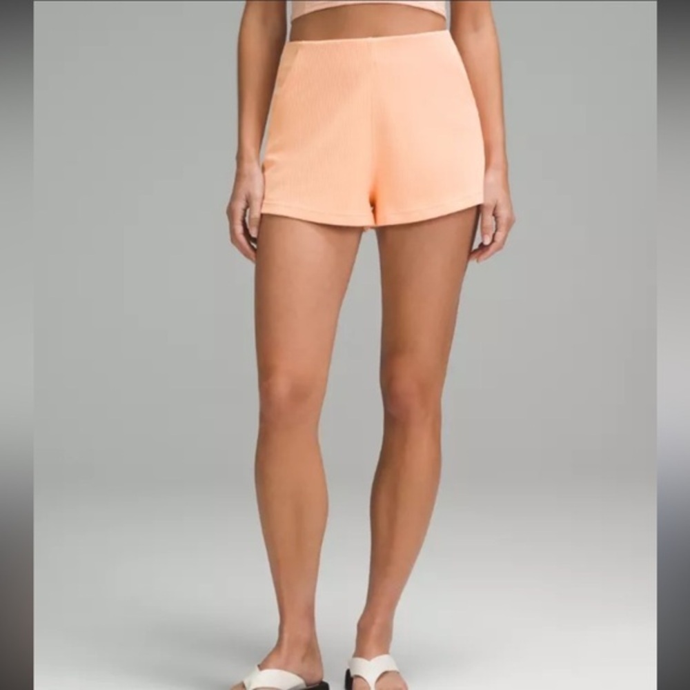 LULULEMON size 12 Ribbed Softstreme High-Rise Short 2"